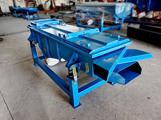 利用散粒物料與篩面的相對運動，使部分顆粒透過篩孔.